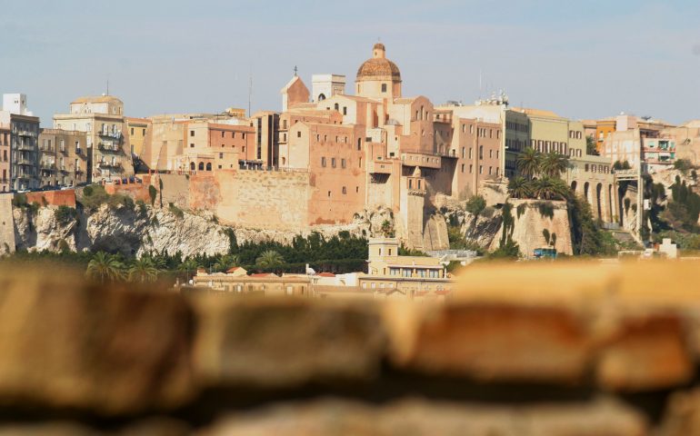 Da colle a colle, la vista di Castello da Bonaria nello zoom di Alessandro Pigliacampo