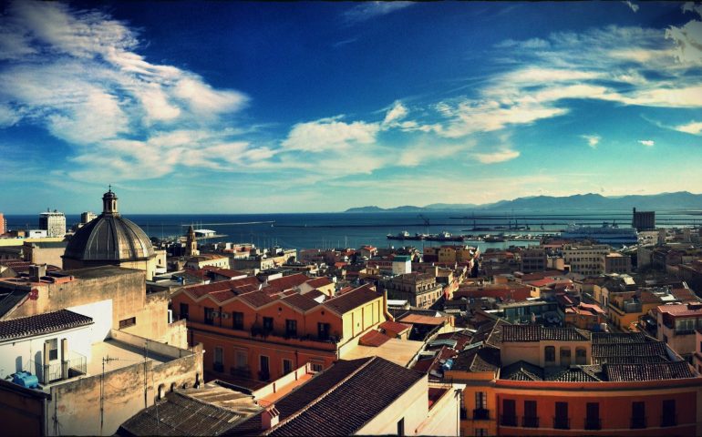 La foto. La bellezza di Cagliari al mattino: sempre più turisti apprezzano gli scenari paesaggistici regalati dai punti alti della città