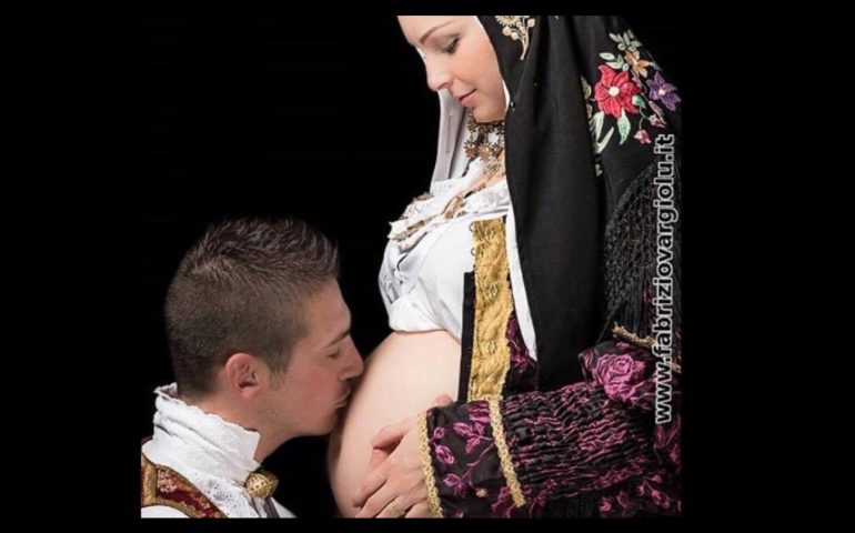 La foto del giorno. Valentino e Michela attendono la piccola Anastasia