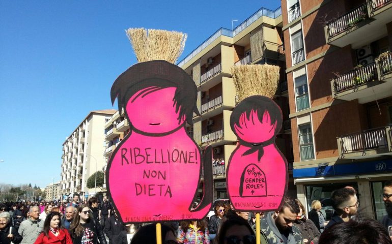 Il corteo in rosa attraversa la città di Cagliari