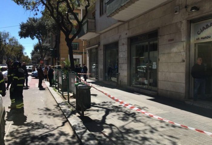 Cagliari, tubo precipita da un palazzo: ferita una donna che passeggiava in via Dante