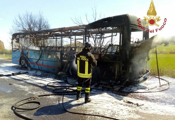 Pullman prende fuoco sulla tratta Guasila-Segariu, per fortuna studenti e autista erano già scesi