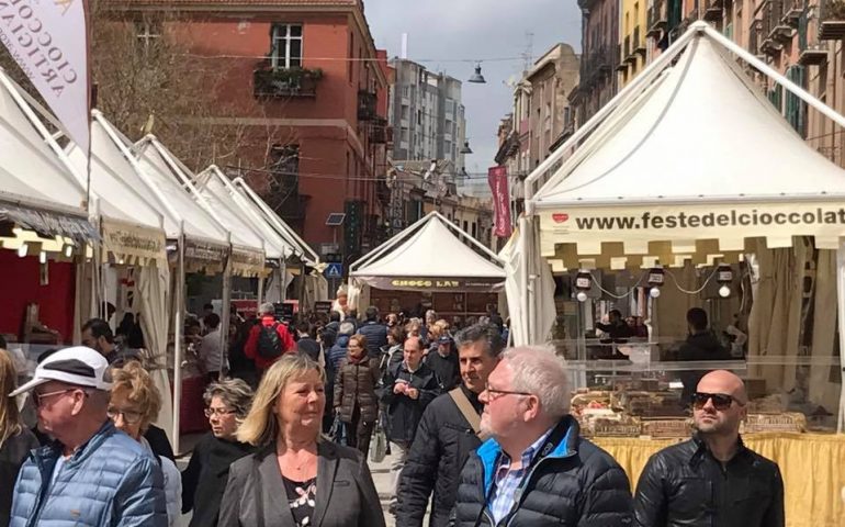 Turisti alla Festa del cioccolato a Cagliari