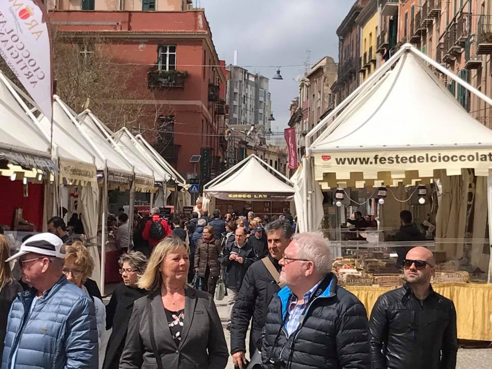 Turisti alla Festa del cioccolato a Cagliari