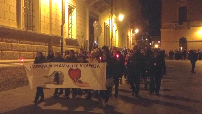 Fiaccolata ad Iglesias per ricordare Federica Madau: duemila persone hanno detto no al femminicidio