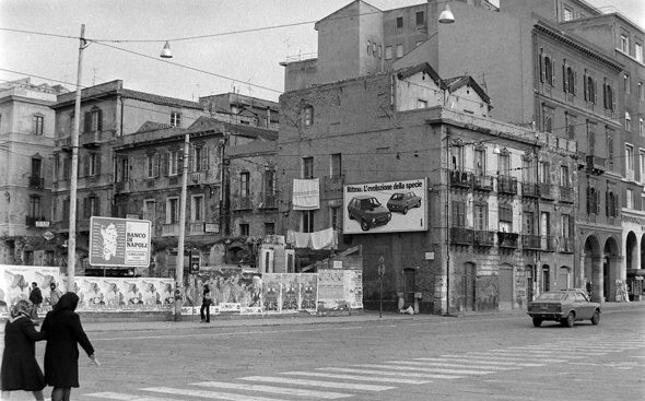 La Cagliari che non c’è più. Via Roma, anni Settanta, via Porcile e l’orrenda staccionata che divideva la strada dal luogo dove sarebbe sorto il Consiglio Regionale