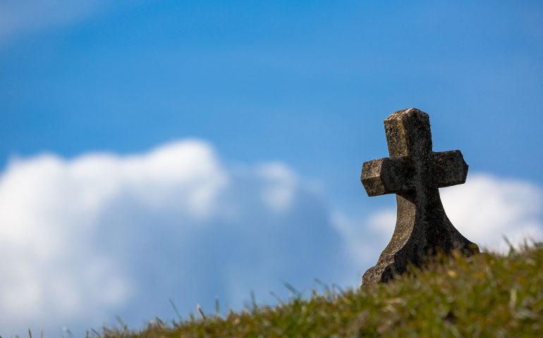 Loiri, clamoroso furto di una bara dal cimitero del paese