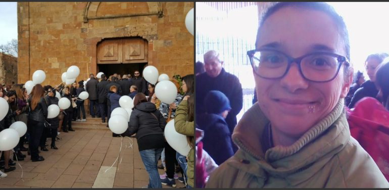 Iglesias, migliaia di persone e decine di palloncini bianchi per salutare Federica Madau, la giovane mamma, uccisa a coltellate dal marito