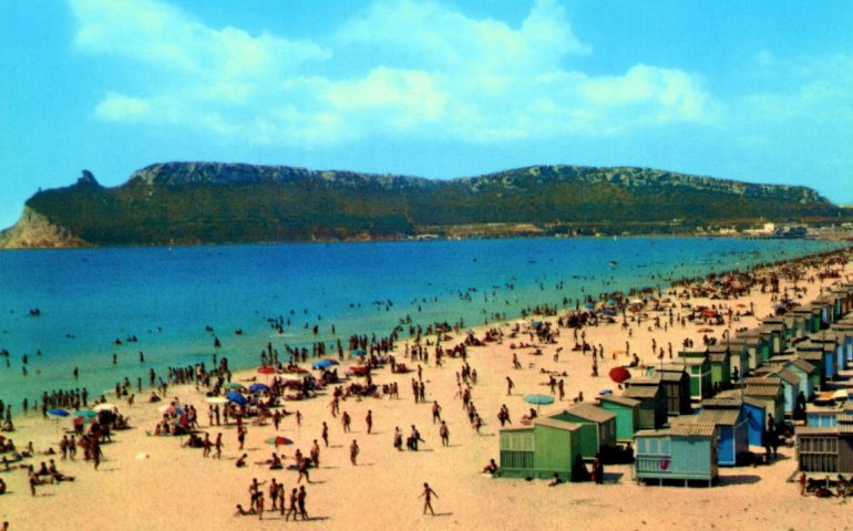 La Cagliari che non c’è più: la storia dei casotti colorati della spiaggia del Poetto e la Città Estiva