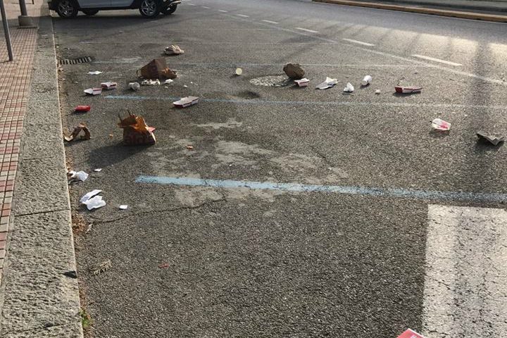 Una scena quotidiana: via Cao di San Marco, Parco della Musica, trasformata in un tappeto di rifiuti