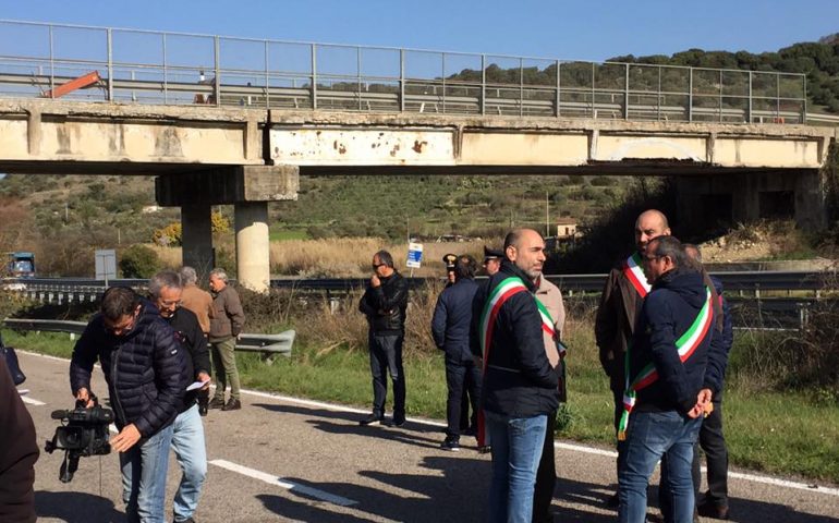 Strada 131 Carlo Felice, al km 185, all’altezza di Siligo, c’è un cavalcavia che rischia di crollare: la protesta dei sindaci del Meilogu