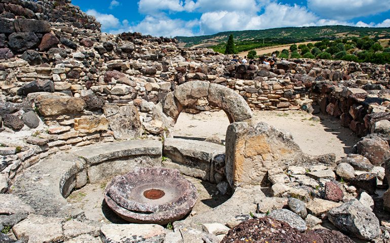 Resti votivi e sacrificali in una delle capanne del nuraghe di Barumini. Nuova e avvincente scoperta che riapre scenari e datazioni per Su Nuraxi