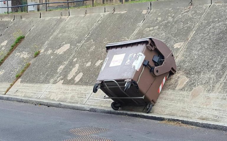 La foto. Un po’ di ironia dopo i danni del vento: effetti del maestrale a Cagliari, cassonetti che impennano e derapano in via Cadello