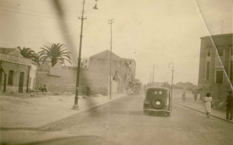 La Cagliari che non c’è più. Una rarissima immagine di via Tuveri negli anni Trenta: si riconoscono il Tribunale e il quartiere di Su Baroni