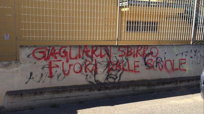 Scritte ingiuriose contro il questore di Cagliari sul muro del liceo Euclide, indaga la Digos
