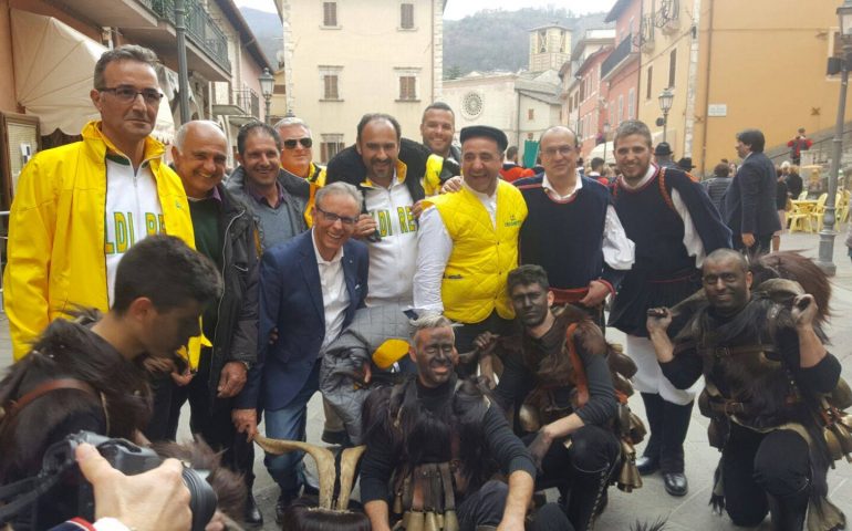 La foto del giorno. A Cascia le pecore donate dai pastori sardi scortate dai Mamuthones