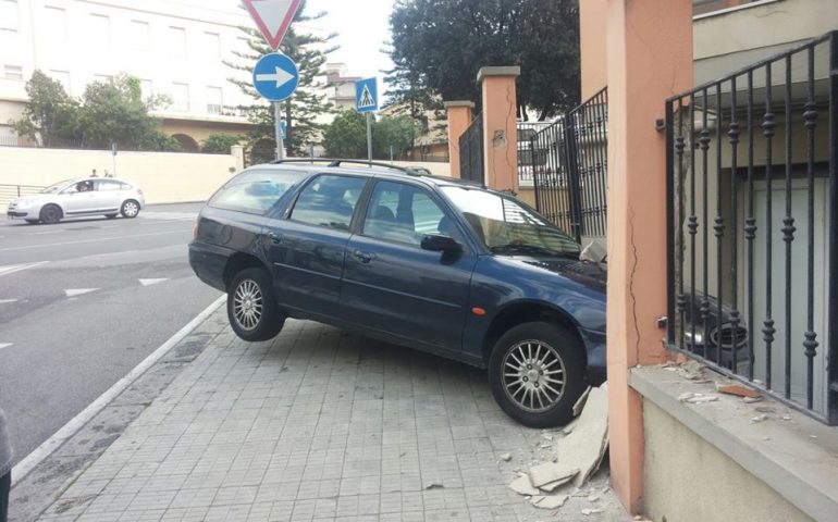 Dimentica di inserire il freno a mano, Ford Mondeo si schianta contro muretto in via Scano