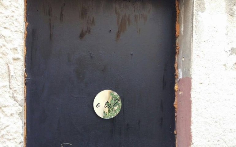 “E tu?”. A Villanova la curiosa installazione di Francesca Sassu su una finestra diventa un’attrattiva