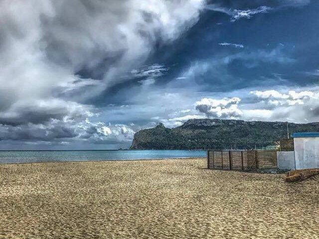 La foto del giorno. Nuvole e fascino al Poetto di Ivan Canavera