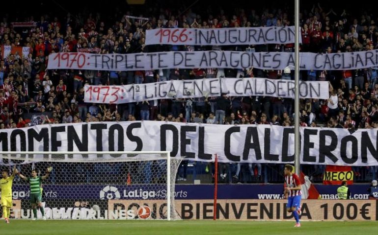 La foto. Chiude il Calderon, lo stadio dell’Atletico Madrid: i tifosi omaggiano il tempio della squadra di Simeone e citano involontariamente Cagliari
