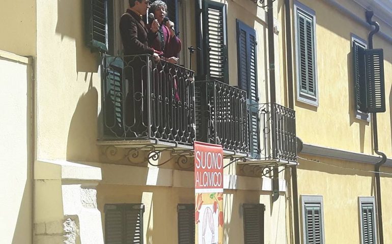 Suono al Civico, musica e canzoni dai balconi di vico Sulis con cantante catalana Ester Formosa e gli Elva Lutza