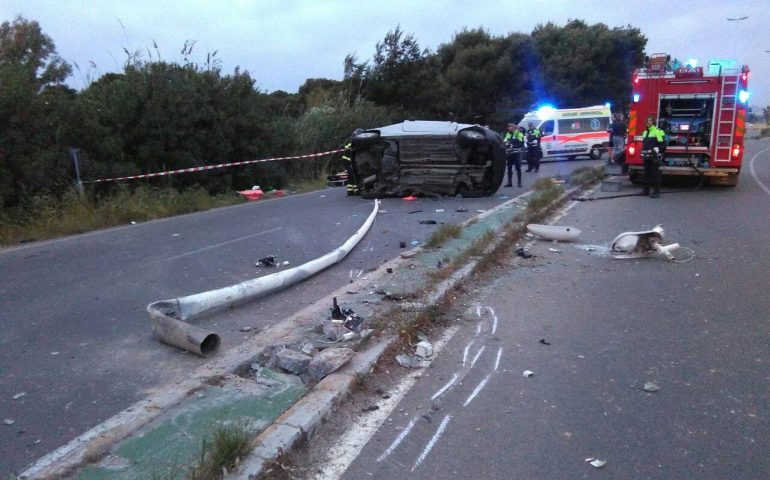 Terribile incidente a Cagliari sul lungomare Poetto, auto contro palo: un morto e tre feriti, uno dei quali grave
