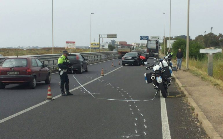 Trattore stradale contro Rover sul raccordo per Elmas: due persone ferite, non sono gravi