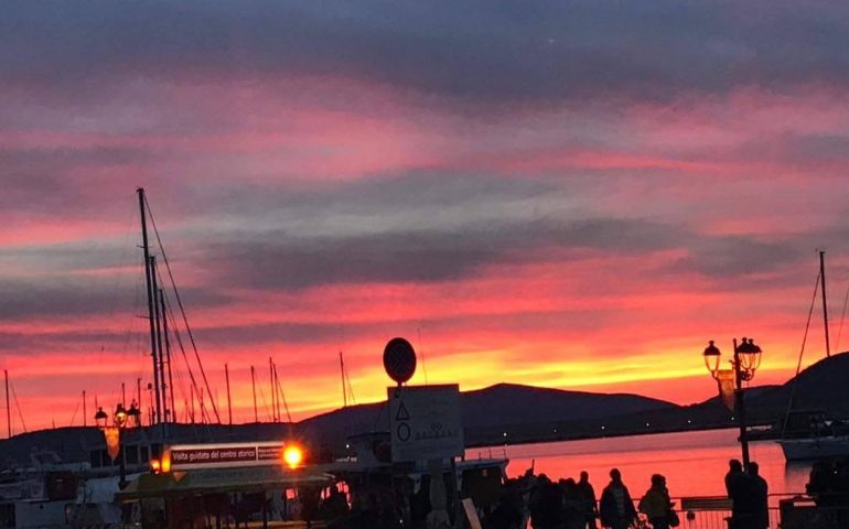 La foto. Aspettando il Giro d’Italia, Alghero si gode il tramonto più caldo e appassionato della Sardegna