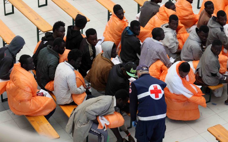 Nuovi sbarchi di migranti a Cagliari: tra sabato e domenica approderà una nave con a bordo 282 persone