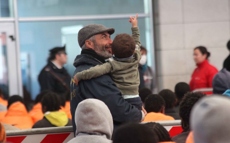 “La Cagliari che accoglie”, il reportage fotografico dello sbarco migranti all’ex Terminal crociere (FOTO)
