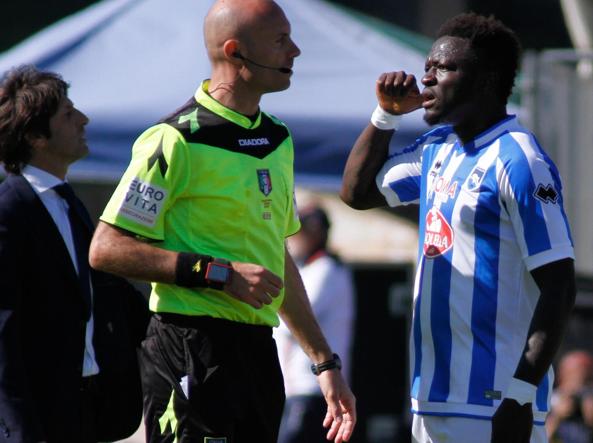 Muntari si arrabbia con i tifosi del Cagliari per i presunti cori razzisti. Poi rivolge il suo sdegno verso l’arbitro: “Avrebbe dovuto fermare la gara”