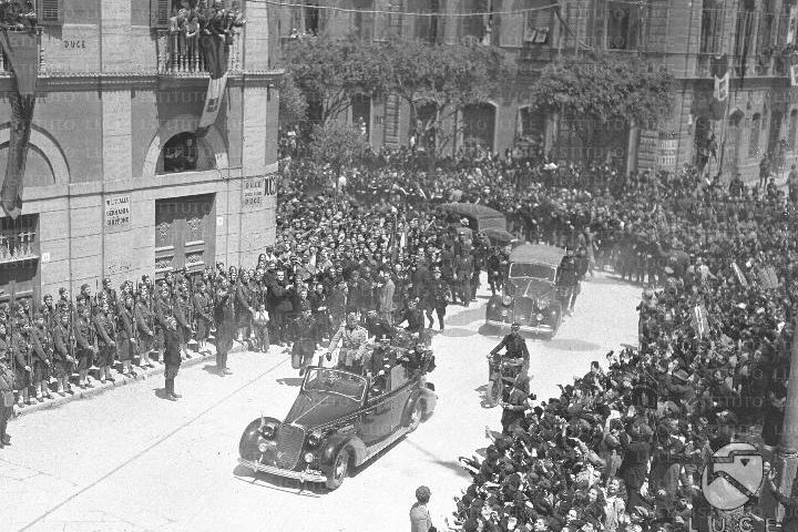 La Cagliari che non c’è più: 14 Maggio 1942, Mussolini in visita ufficiale a Cagliari attraversa via Roma