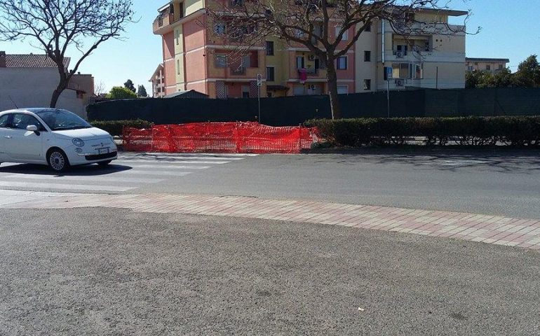 Passaggio pedonale sbarrato in corso Africa, la denuncia del comitato ViviAssemini