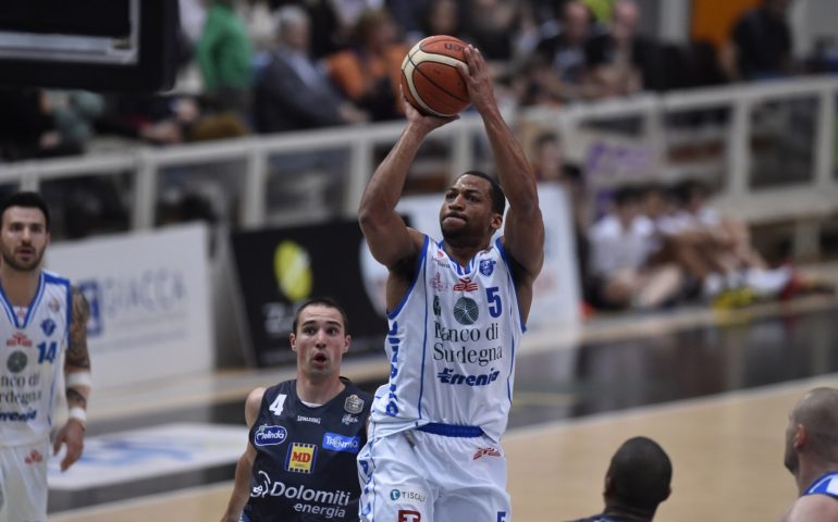 Sfida dall’alto tasso tecnico a Trento, la Dinamo Sassari vince 66-57 e vola in classifica