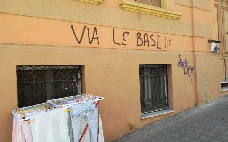 E intanto a Cagliari. “Via le base….tte”