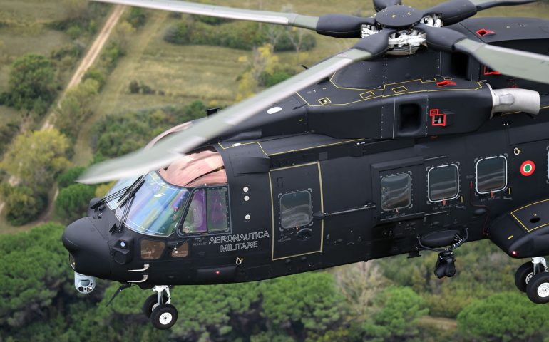 Un elicottero militare trancia con le pale i cavi elettrici della bassa tensione, tragedia sfiorata a Orroli. Illesi il pilota e il passeggero a bordo