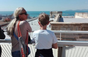 I turisti attendono la fine dei lavori al Bastione di Cagliari