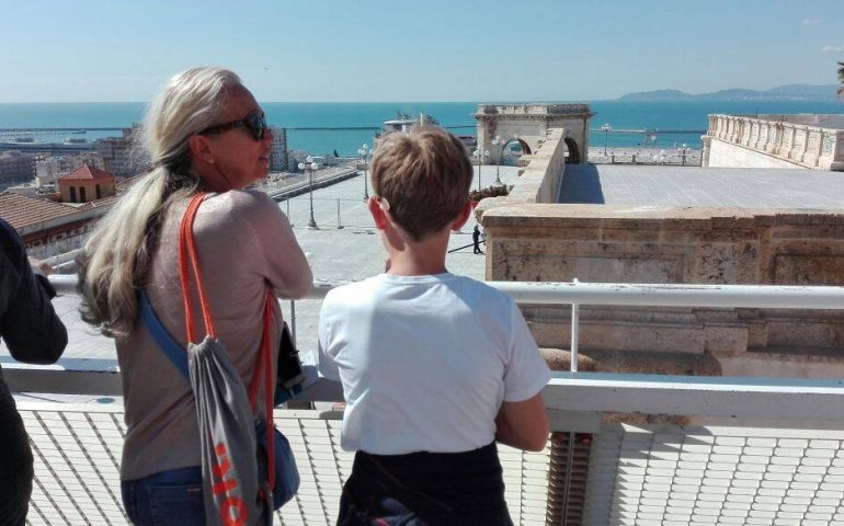 I turisti attendono la fine dei lavori al Bastione di Cagliari