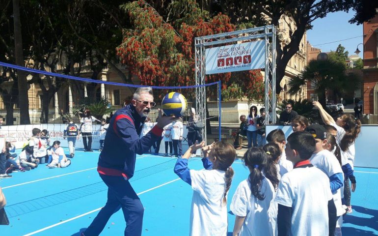 La foto del giorno. Il campione di volley Andrea Lucchetta con i bimbi di Cagliari