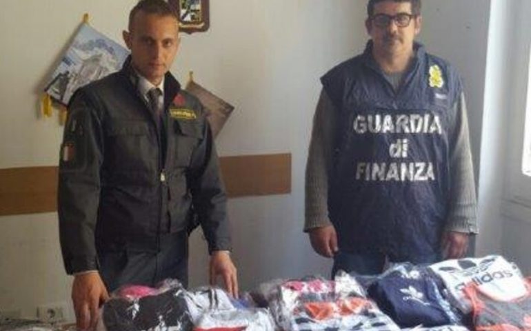 La Guardia di finanza di Cagliari sequestra 330 capi d’abbigliamento taroccati, denunciati due rumeni
