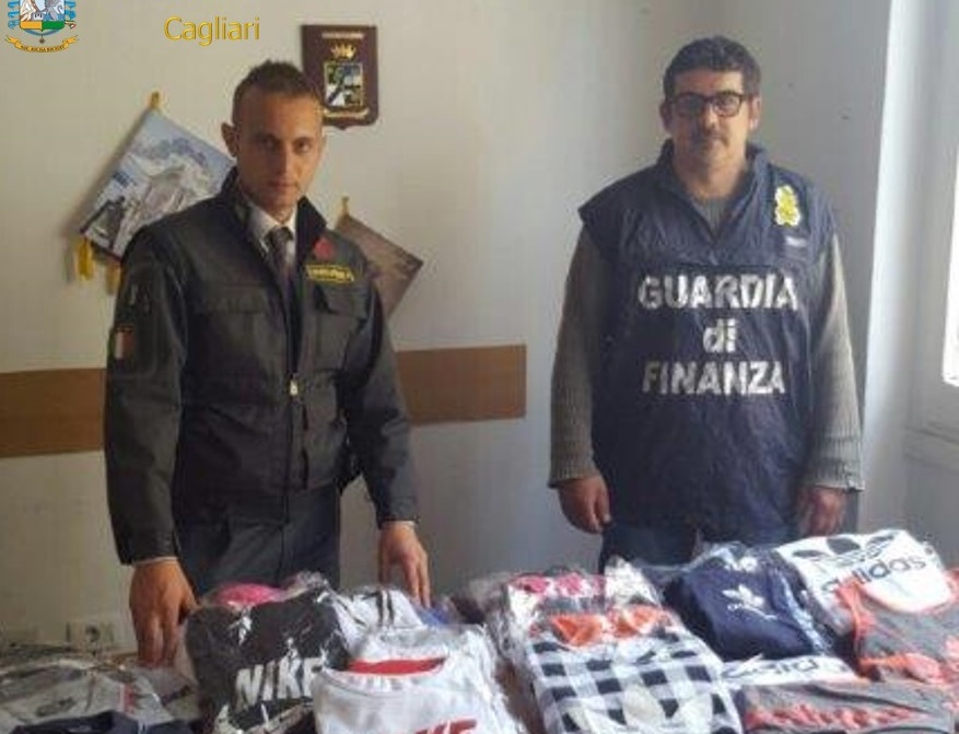 La Guardia di finanza di Cagliari sequestra 330 capi d'abbigliamento ...
