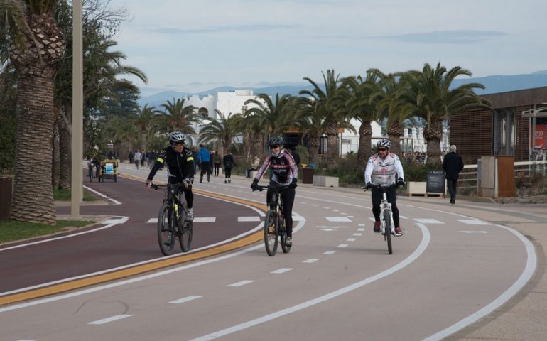 La pista ciclabile del Poetto a Cagliari