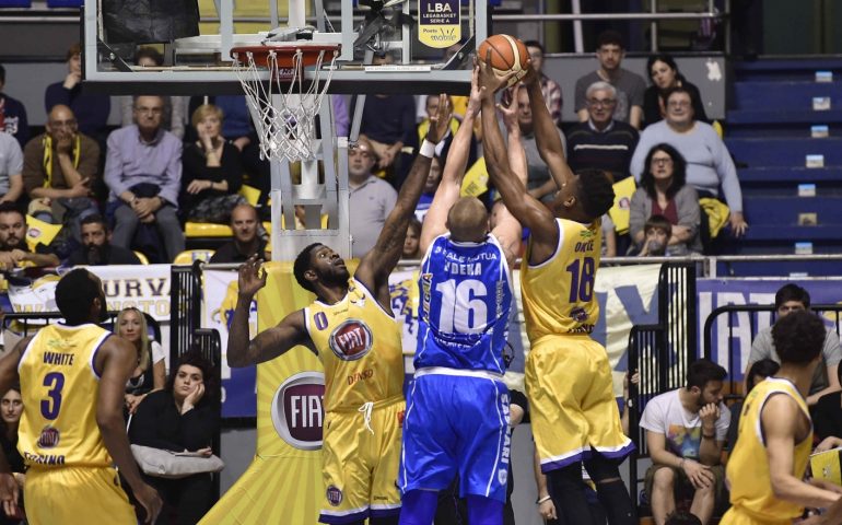 La Dinamo Sassari dà spettacolo a Torino: va sotto, rimonta e si porta a casa la vittoria per 87-79