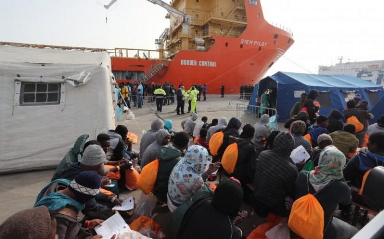 Domani pomeriggio arrivano a Cagliari 816 migranti a bordo della nave Siem Pilot. La prefettura deve fare i conti con l’emergenza posti