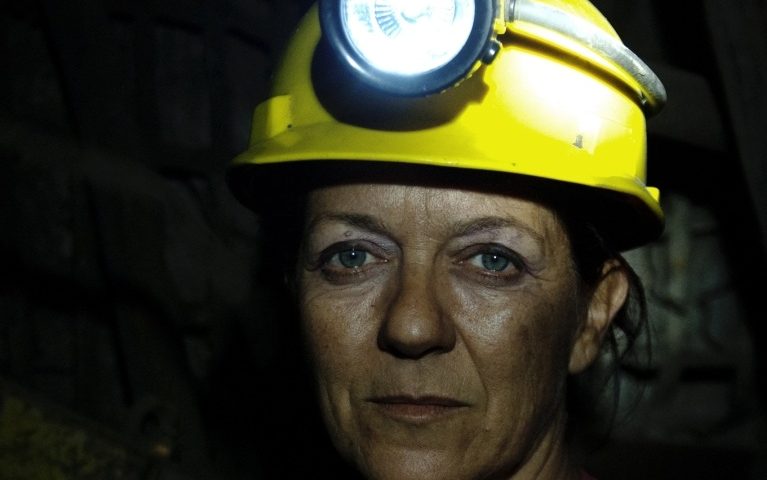 Domani la Rai trasmette “Dal profondo”, documentario sulla miniera sarda dove lavora “l’ultima minatrice” donna