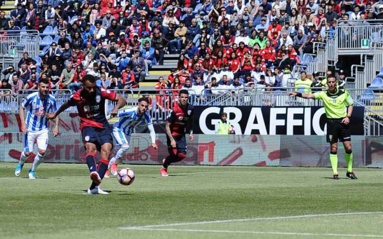 Il Cagliari vince una brutta partita col Pescara grazie a Joao Pedro. Cori razzisti fanno inviperire Muntari