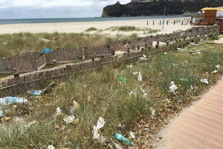 Discarica a cielo aperto al Poetto di Cagliari, i cittadini: «Volete pulire la spiaggia?»