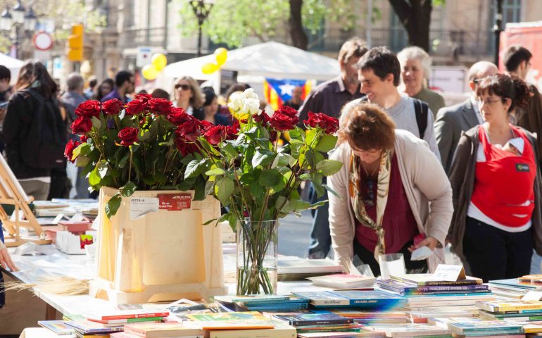Amore e letteratura: la Sardegna e i suoi libri sbarcano a Barcellona per la festa di Sant Jordi, il San Valentino della Catalogna