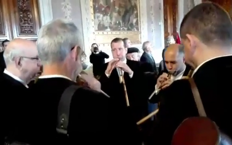 “Procurade ‘e moderare”, il bellissimo inno della Sardegna suonato e cantato a Palazzo Regio (VIDEO)