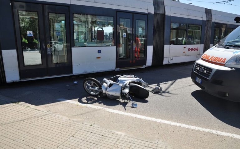 Si scontra con la metropolitana leggera in via Vesalio: uomo alla guida di uno scooter ferito